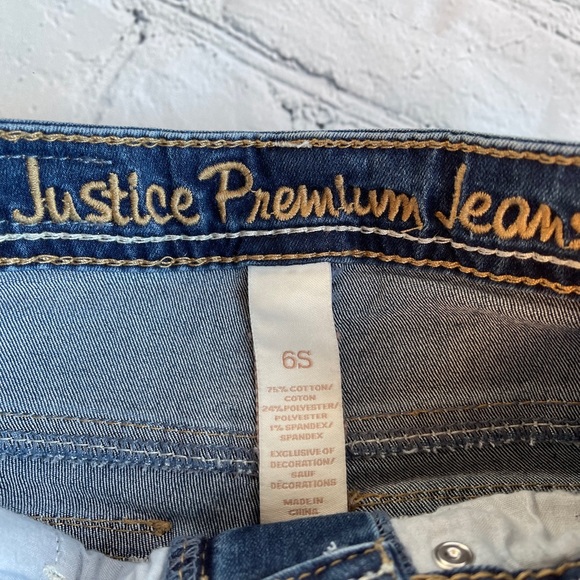 Justice Jean Capris - Picture 7 of 7